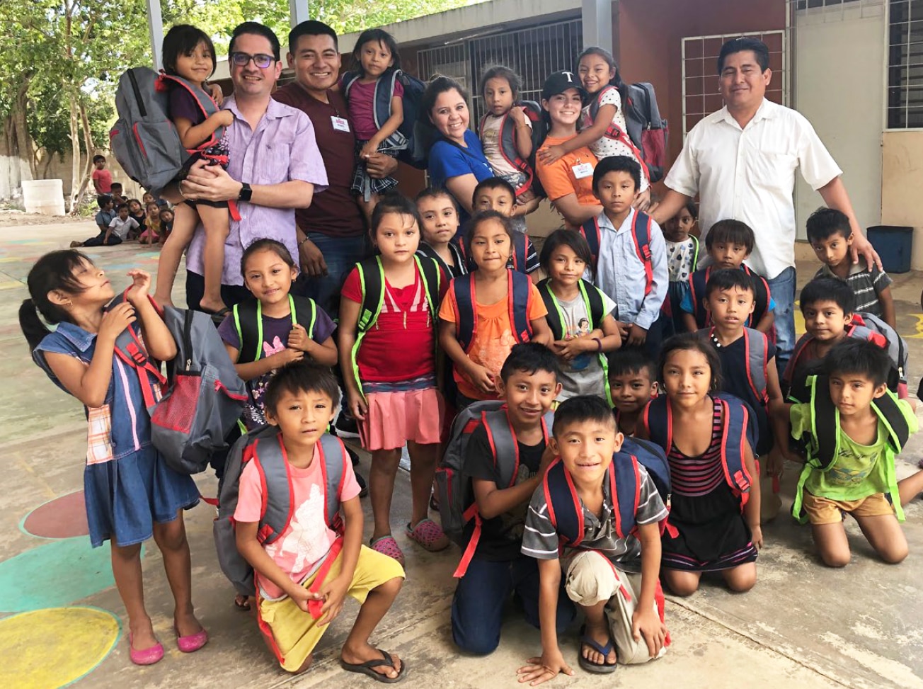 Donación de Mochilas con  útiles