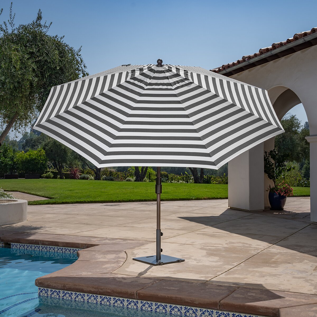 SunVilla, Sombrilla Cabana Redonda de Rayas con Poste Recto de 3.3m, Color Negro