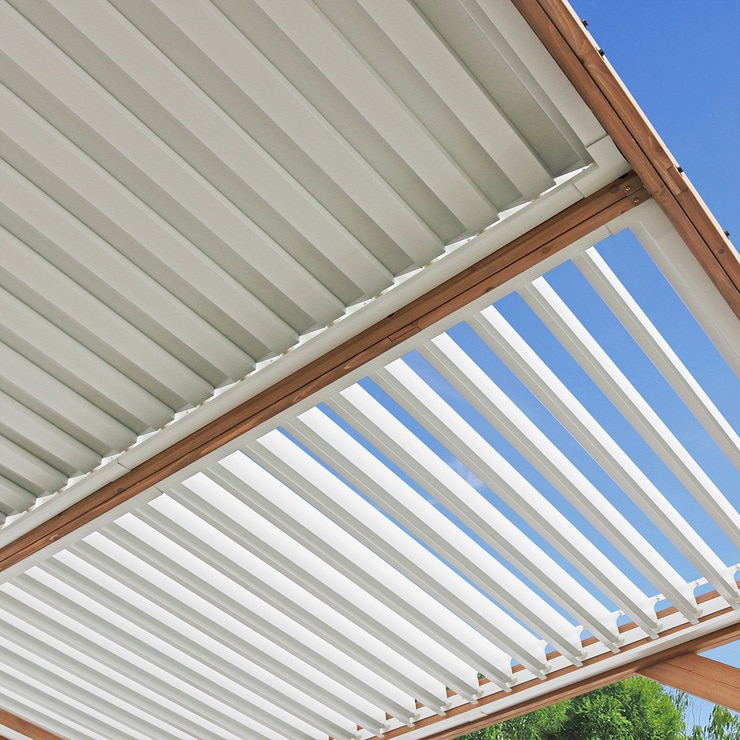 Pérgola de Madera de 3.3m x 3.9m con Techo de Persianas de Aluminio