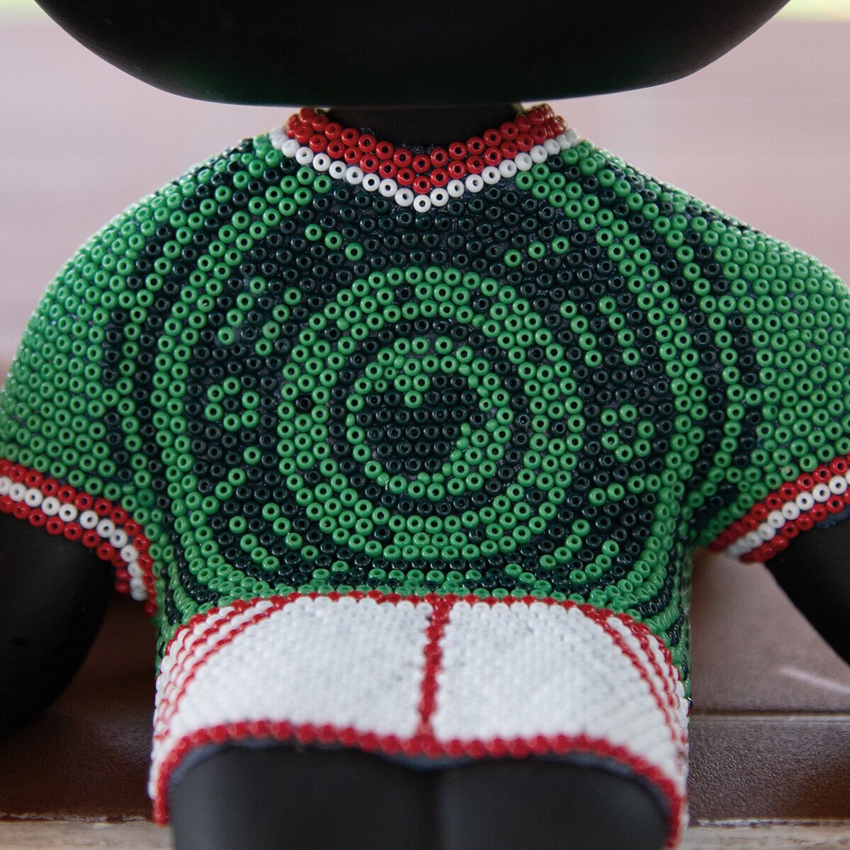 Estudio Floga, Robert Mundialista Maceta en forma de Mezcalero con arte Huichol