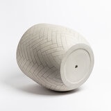 Over & Back, Tribes Maceta de Fibra de Arcilla Blanca Over & Back, Tribes Maceta de Fibra de Arcilla Blanca