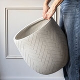 Over & Back, Tribes Maceta de Fibra de Arcilla Blanca Over & Back, Tribes Maceta de Fibra de Arcilla Blanca