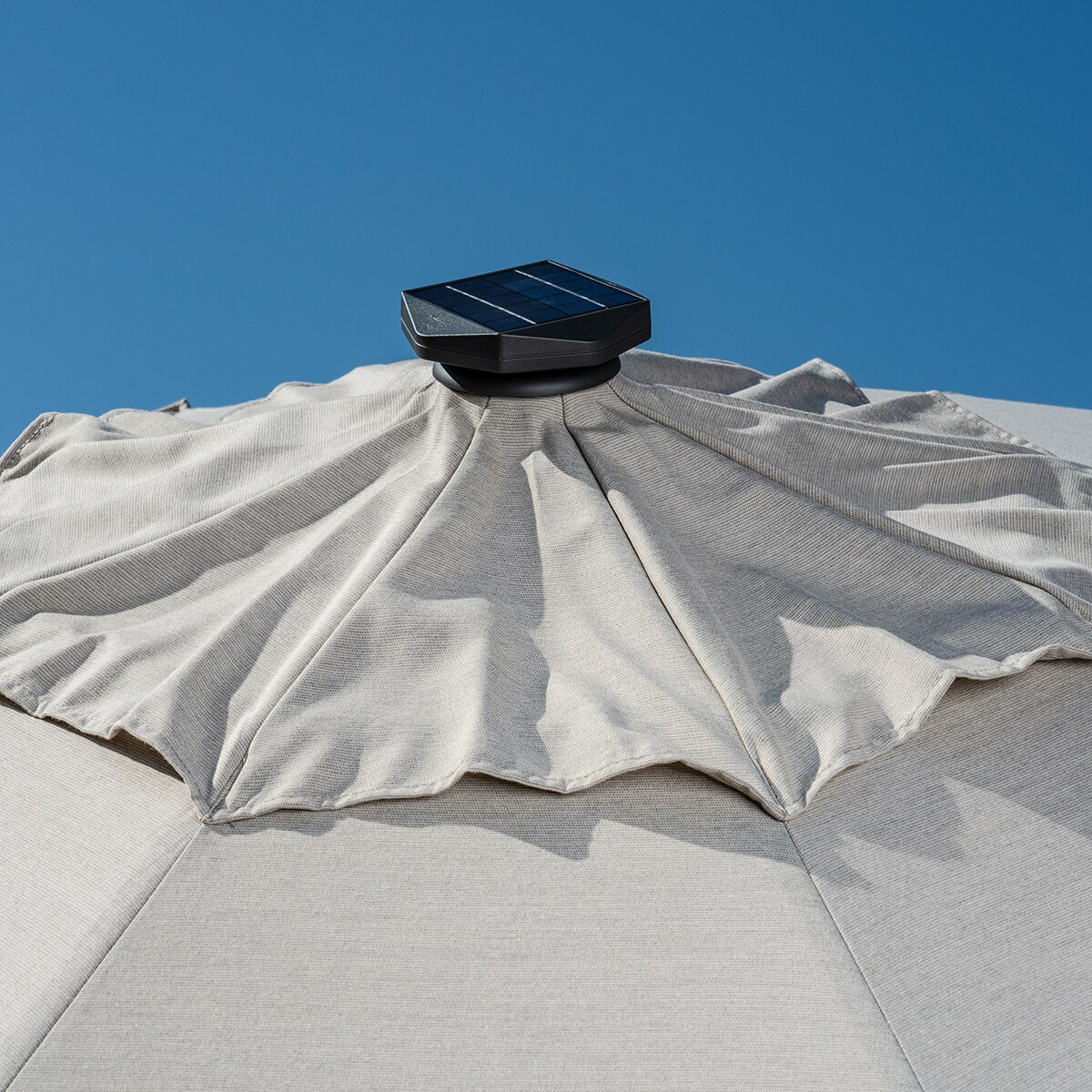 Sunvilla, Sombrilla de 3m con Luz LED para Patio, color piedra | Costco