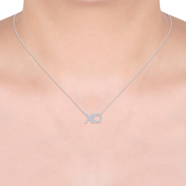 Collar de Diamantes 0.18ctw, con Dije de 'XO', Oro Blanco 14K Collar de Diamantes 0.18ctw, con Dije de 'XO', Oro Blanco 14K