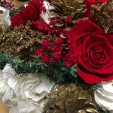 Bouquet Navidad, Caja Blanca Listón de Terciopelo Rojo/Dorado Bouquet Navidad, Caja Blanca Listón de Terciopelo Rojo/Dorado