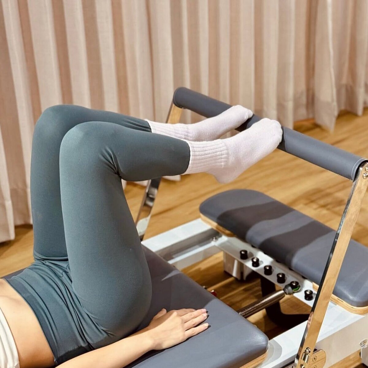 Active Core Cama de Pilates Reformer Plegable Aria Gris