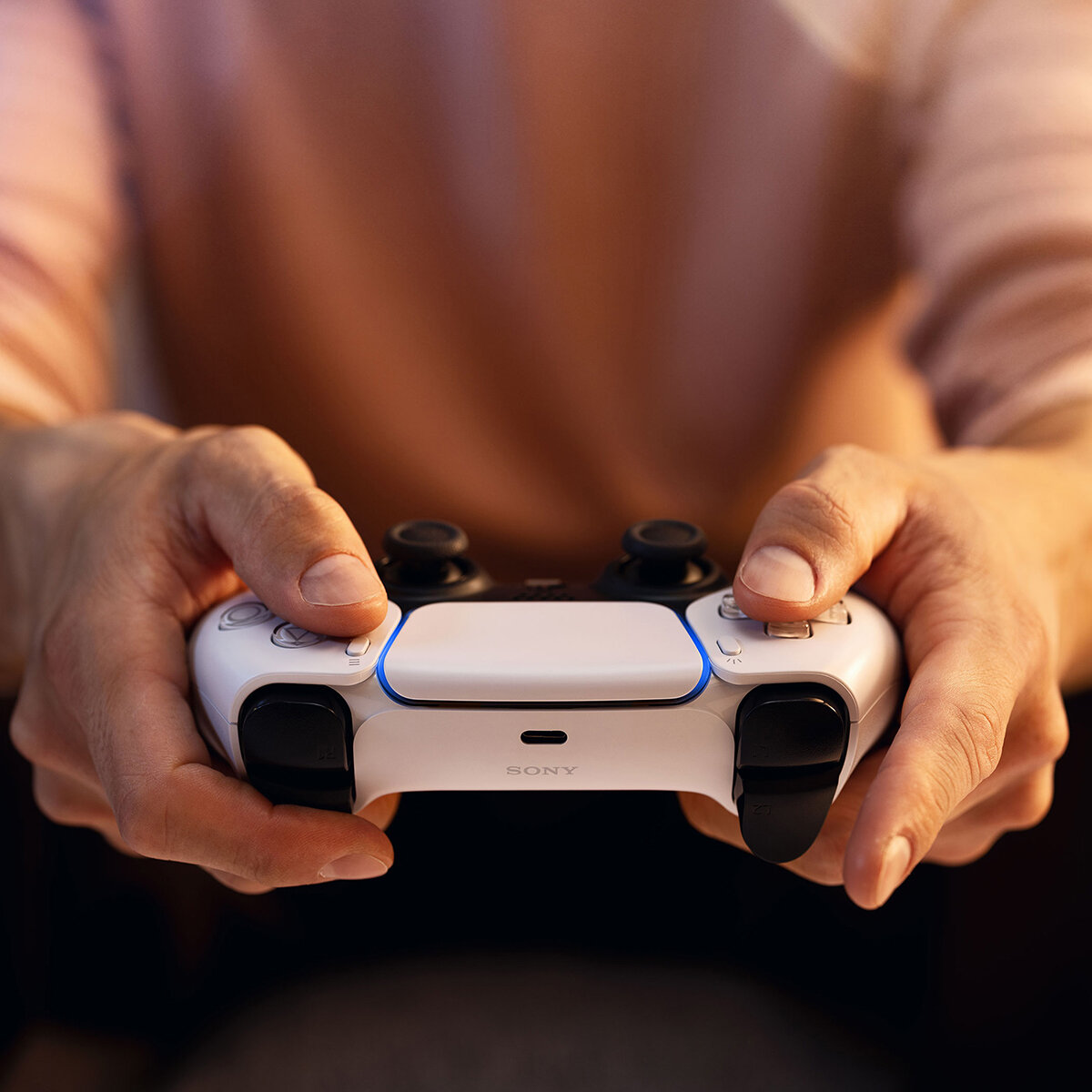 Play Station 5: DualSense Control Inalámbrico - Blanco + EA SPORTS FC 24