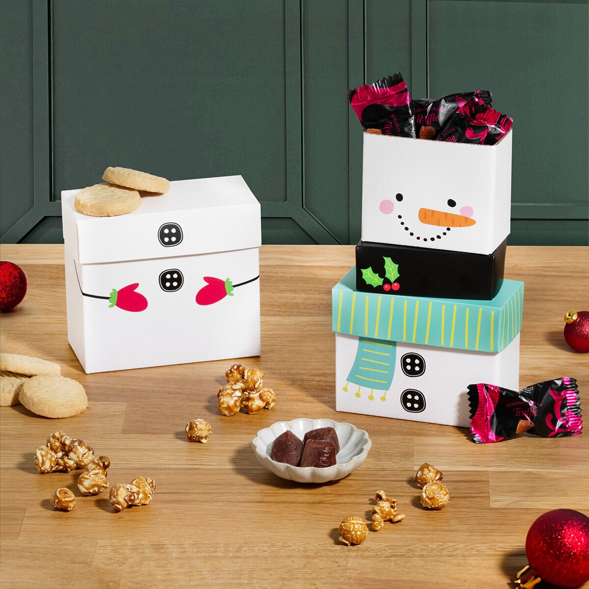 3 Pack Mini Cajas de Regalo con Variedad de Palomitas Galletas y Trufas 620.4 g