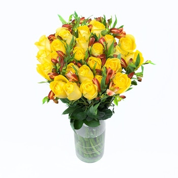 Chiltepec, Bouquet de Rosas Amarillas y Astromelias Marrones en Florero de Vidrio Chiltepec, Bouquet de Rosas Amarillas y Astromelias Marrones en Florero de Vidrio