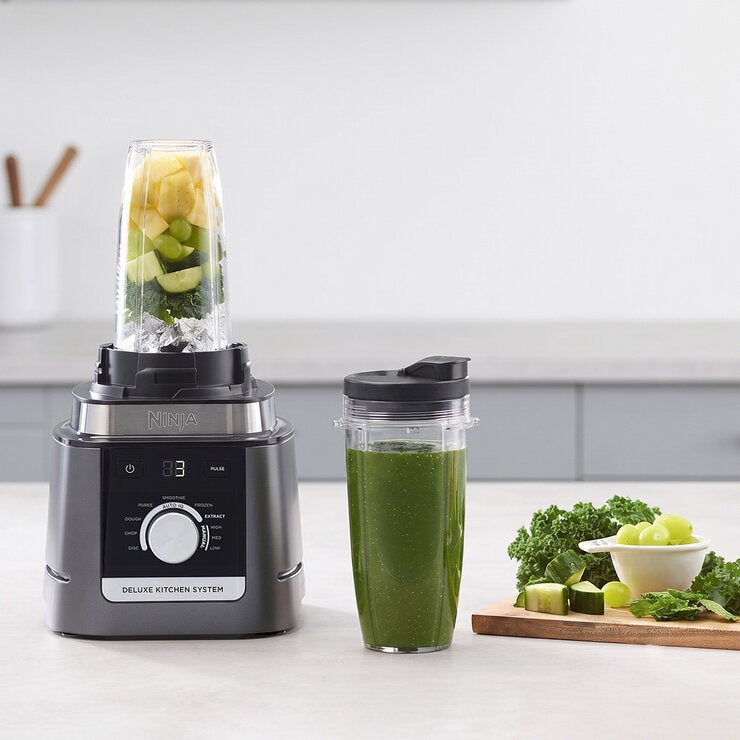 Ninja Deluxe, Sistema de Cocina con Jarra de 2.6 L, Procesador de 9 Tazas, 2 Discos de Rebanado/triturado, 2 Vasos de 700 ml Ninja Deluxe, Sistema de Cocina con Jarra de 2.6 L, Procesador de 9 Tazas, 2 Discos de Rebanado/triturado, 2 Vasos de 700 ml