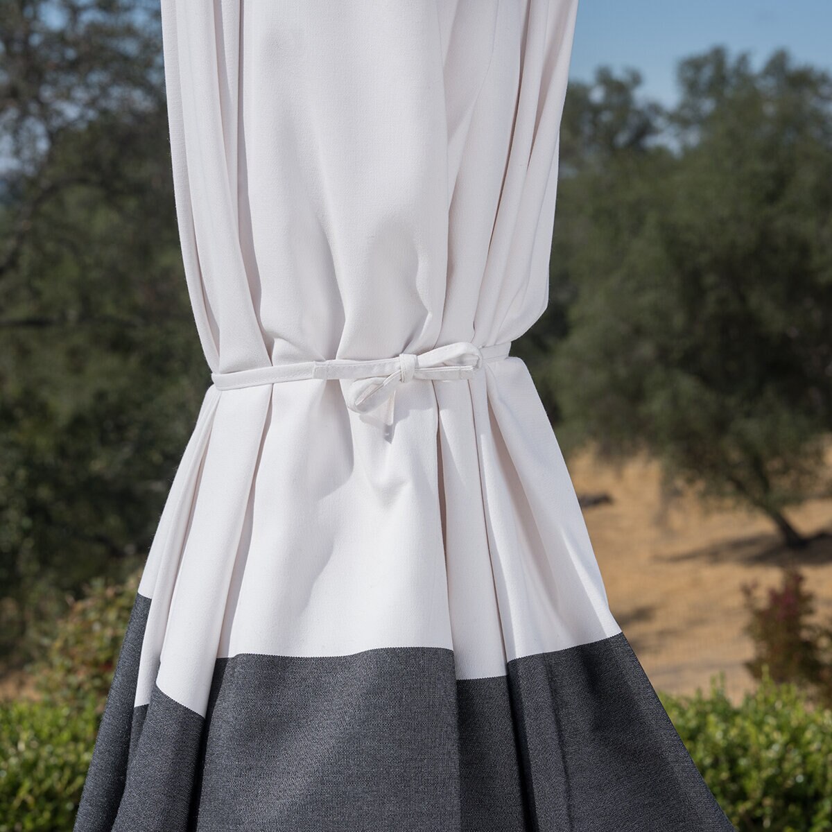 SunVilla, Sombrilla de 3.3 m Con Borde Color Negro