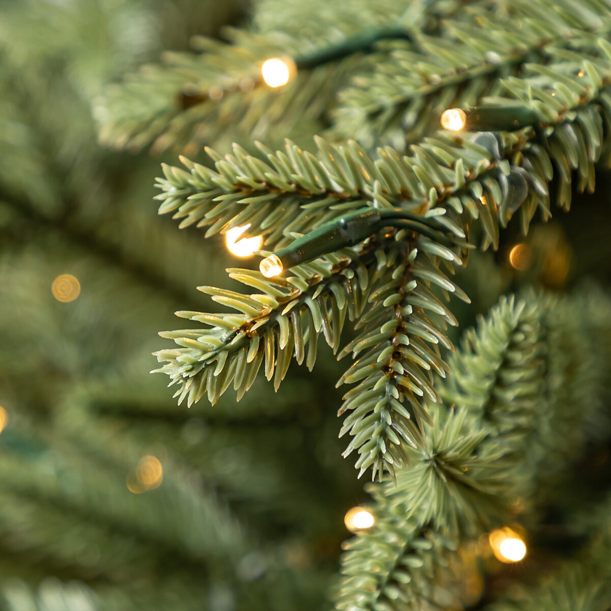 Árbol de Navidad Pre-Iluminado 2.7m con 2,700 Luces Radiant Micro LED