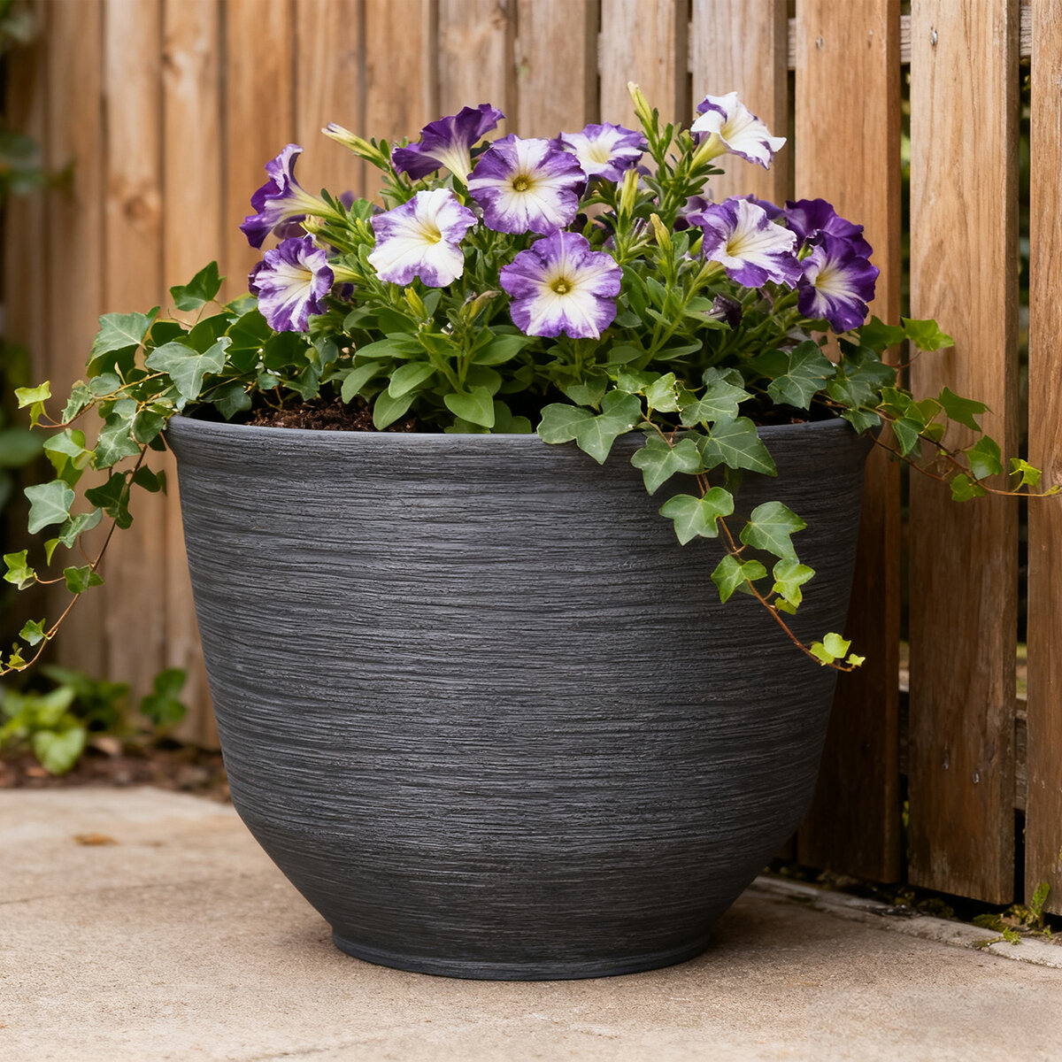 Blaire, Maceta de Resina de 22", Color Gris