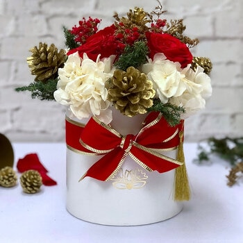 Bouquet Navidad, Caja Blanca Listón de Terciopelo Rojo/Dorado Bouquet Navidad, Caja Blanca Listón de Terciopelo Rojo/Dorado