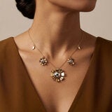 Mayfer, Collar Dorado con Diseño de Flores.