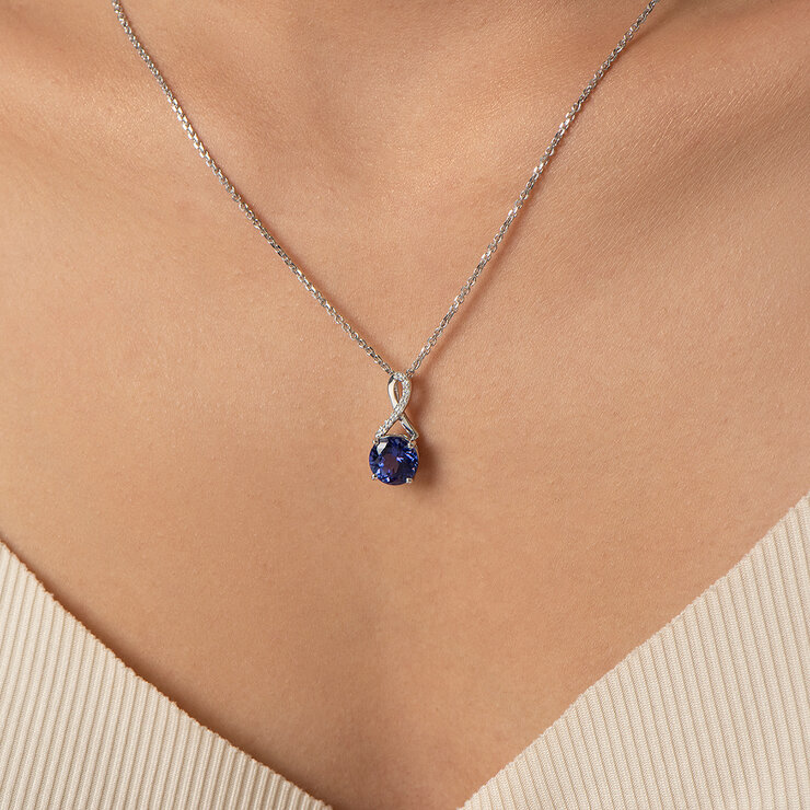 Collar de Tanzanita (8mm) y Diamantes (0.08ctw), Oro Blanco de 14K