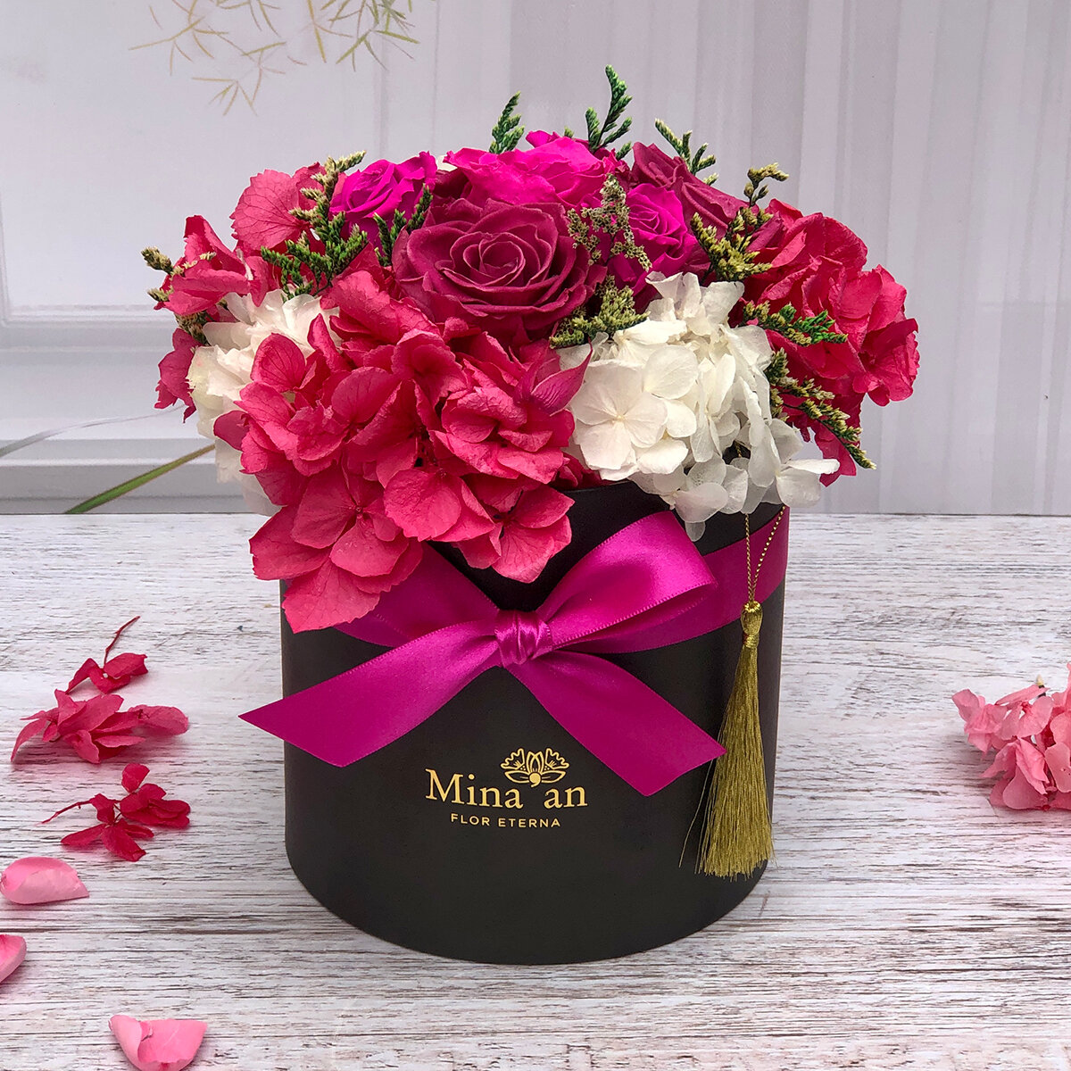 Mina'an Flor Eterna, Bouquet Mix Fiusha Caja Negra, Duración 6 Meses