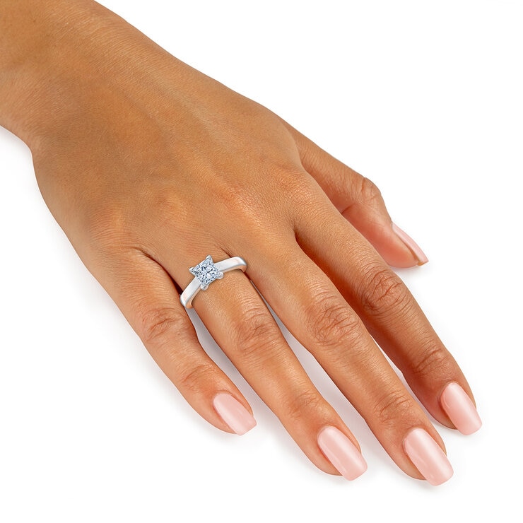 Anillo, 1.0ct Diamante Solitario, Corte Princesa, Platino