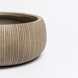 Over & Back, Pillarbloom Maceta de fibra de arcilla color arena.