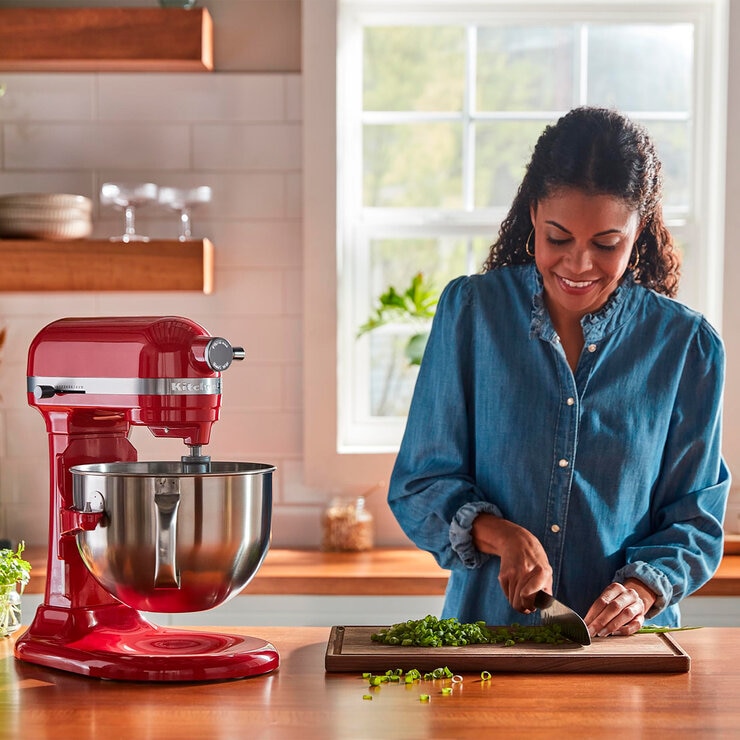 KitchenAid, Serie Professional 600, Batidora de pedestal con tazón elevable y batidor plano de borde flexible, 5.6 L, Roja