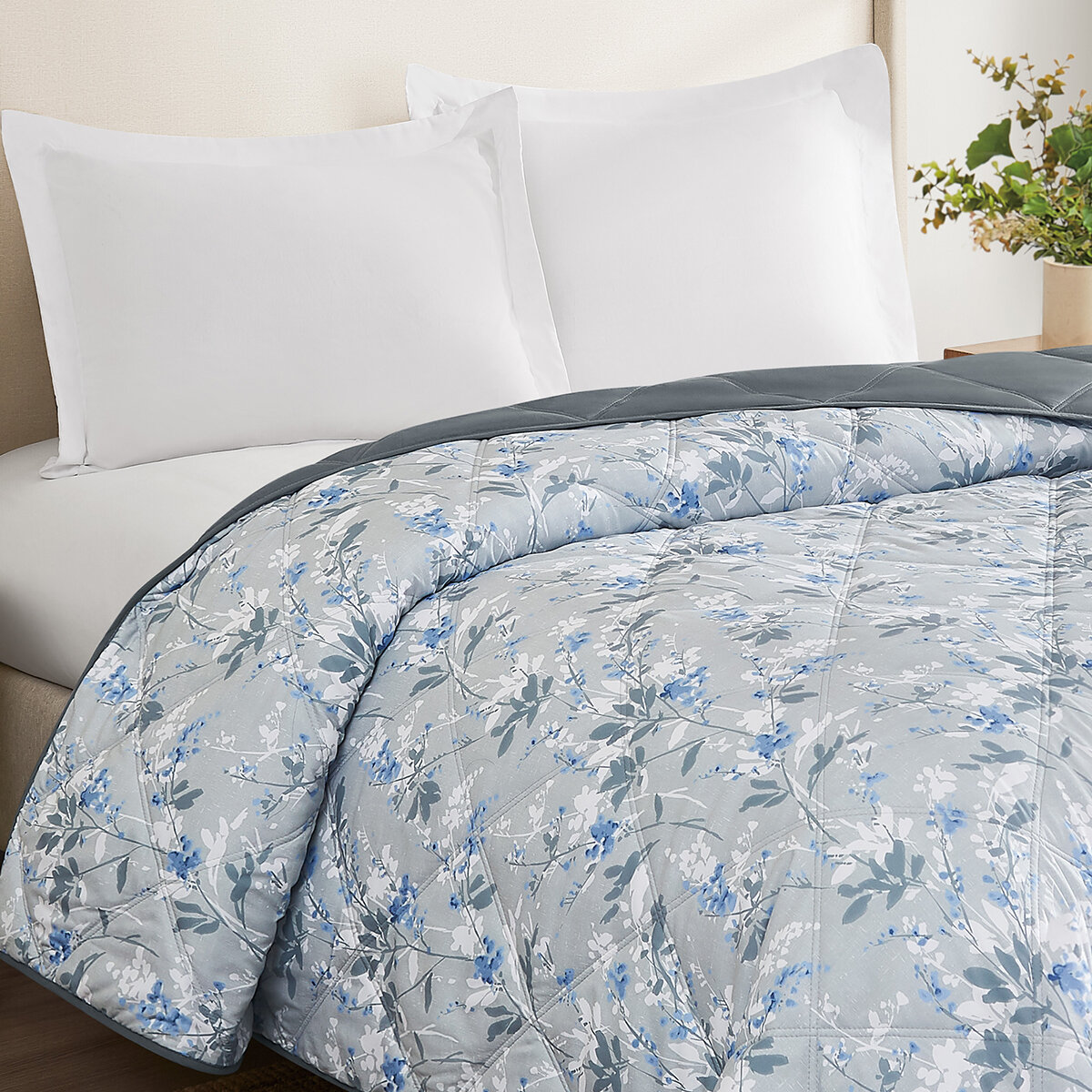 Seasons Collection, Colcha con Relleno de Plumón Alternativo, Tamaño King, Floral Gris Seasons Collection, Colcha con Relleno de Plumón Alternativo, Tamaño King, Floral Gris