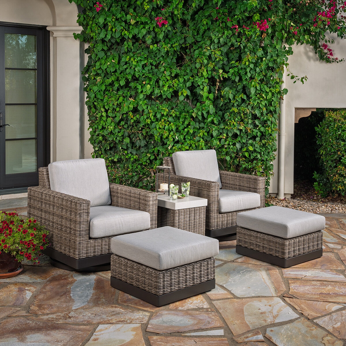 SunVilla, Knox Set Bistro con Ottoman para Exteriores de 5 Piezas SunVilla, Knox Set Bistro con Ottoman para Exteriores de 5 Piezas