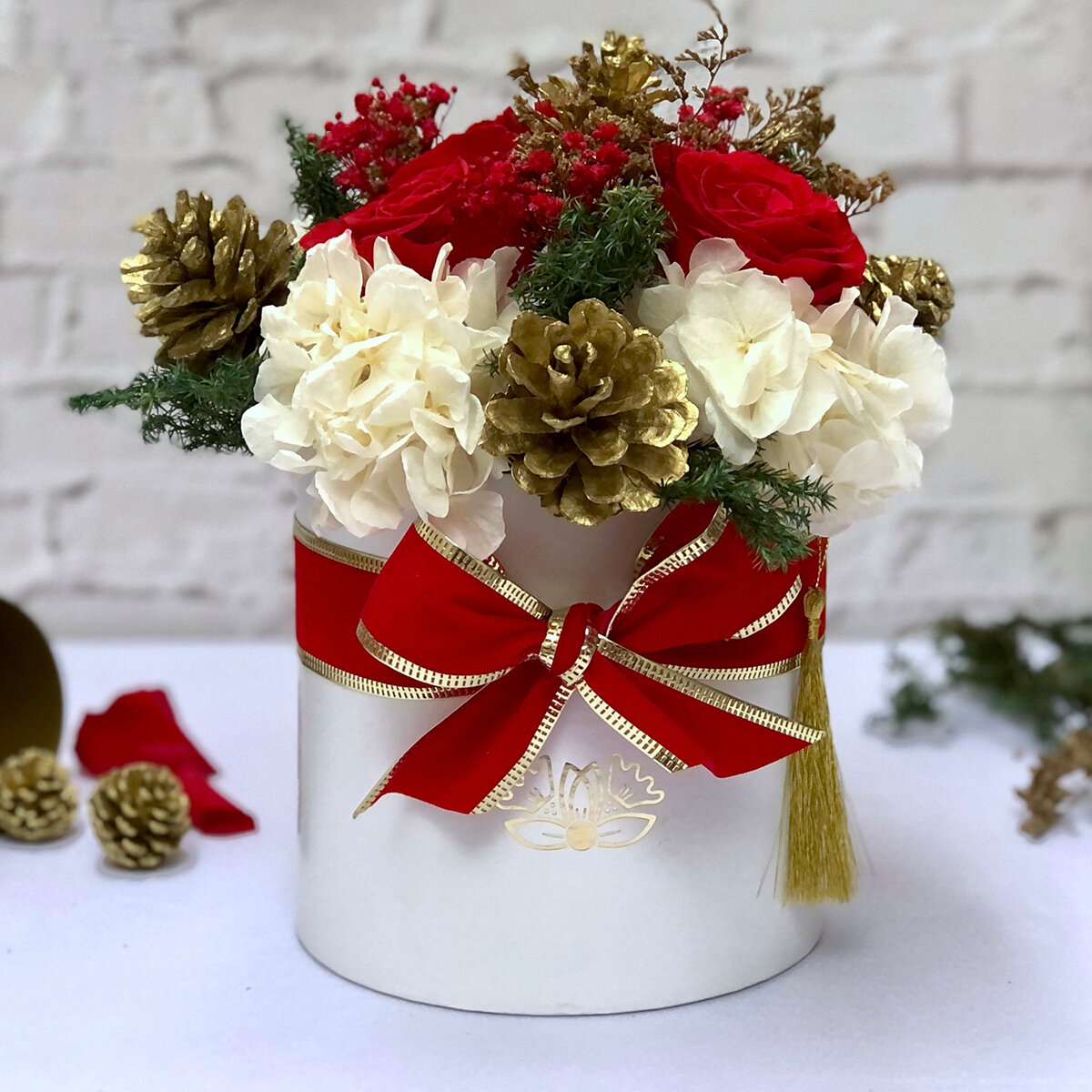 Bouquet Navidad, Caja Blanca Listón de Terciopelo Rojo/Dorado Bouquet Navidad, Caja Blanca Listón de Terciopelo Rojo/Dorado