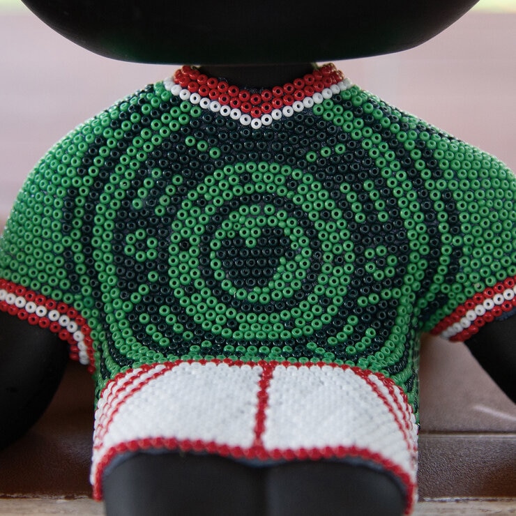 Estudio Floga, Robert Mundialista Maceta en forma de Mezcalero con arte Huichol
