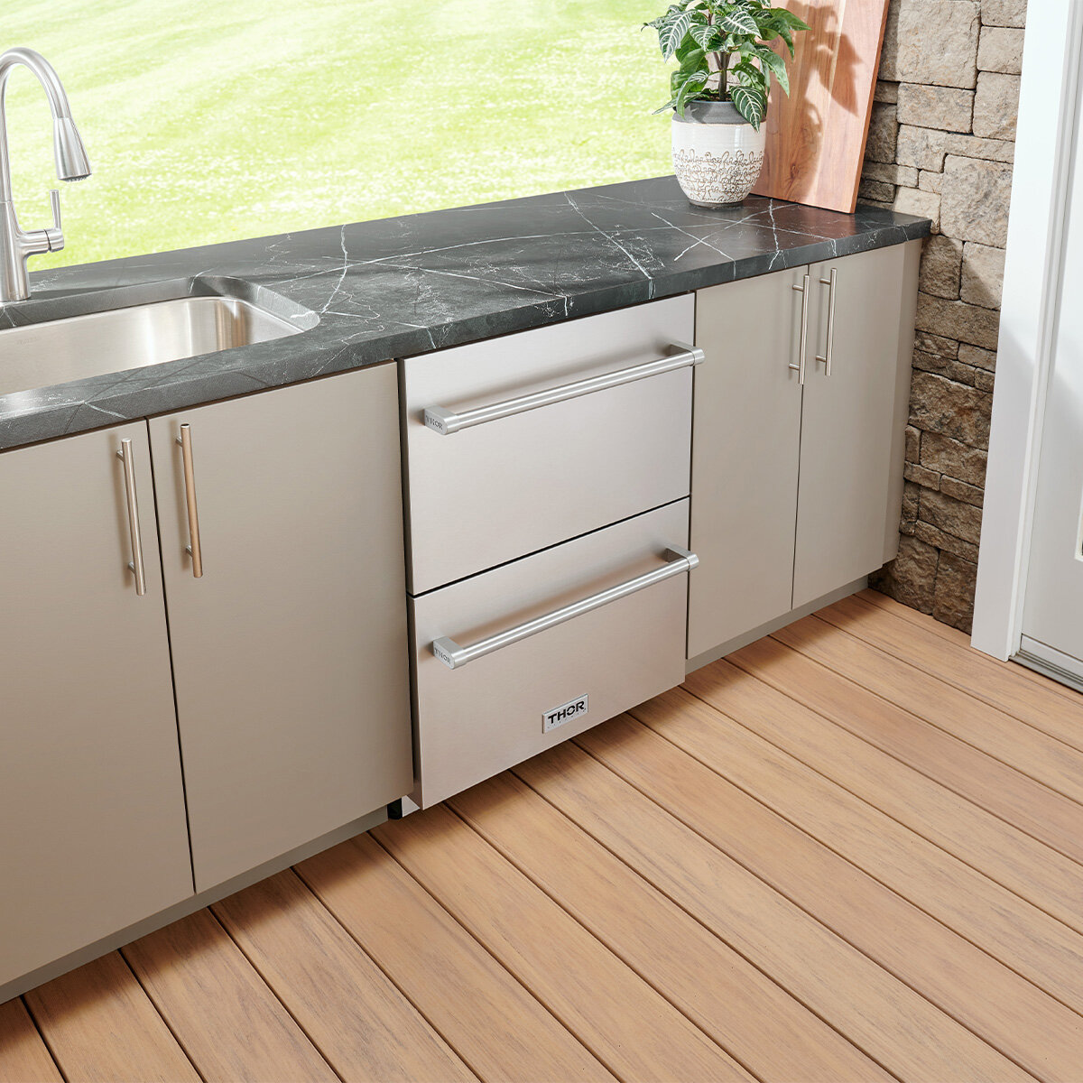 Thor Kitchen Refrigerador 5.4"