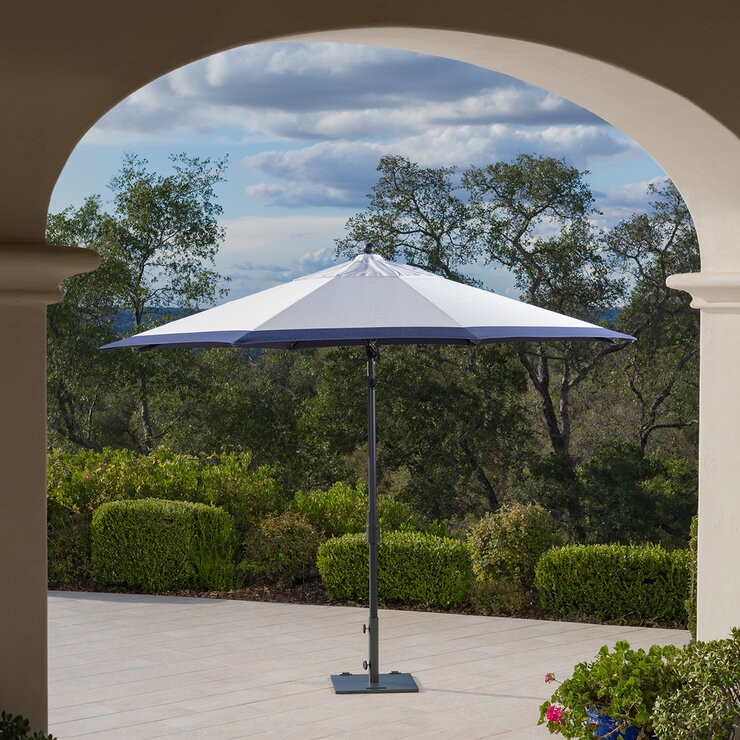 SunVilla, Sombrilla de 3.3 m Con Borde Color Azul SunVilla, Sombrilla de 3.3 m Con Borde Color Azul