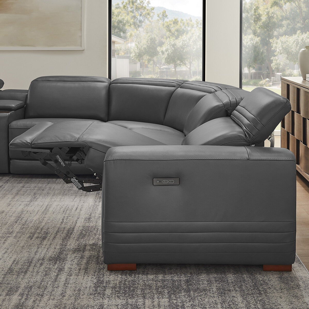 Aiden & Ivy, Sofá Seccional, Reclinable Eléctrico de Cuero Aiden & Ivy, Sofá Seccional, Reclinable Eléctrico de Cuero