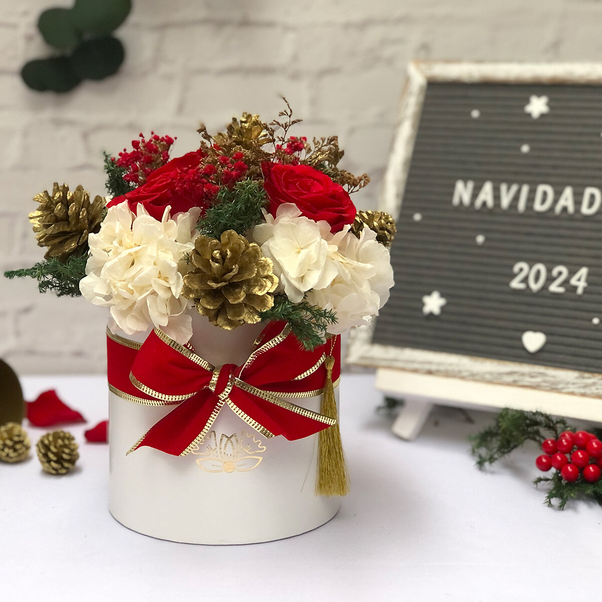 Bouquet Navidad, Caja Blanca Listón de Terciopelo Rojo/Dorado Bouquet Navidad, Caja Blanca Listón de Terciopelo Rojo/Dorado