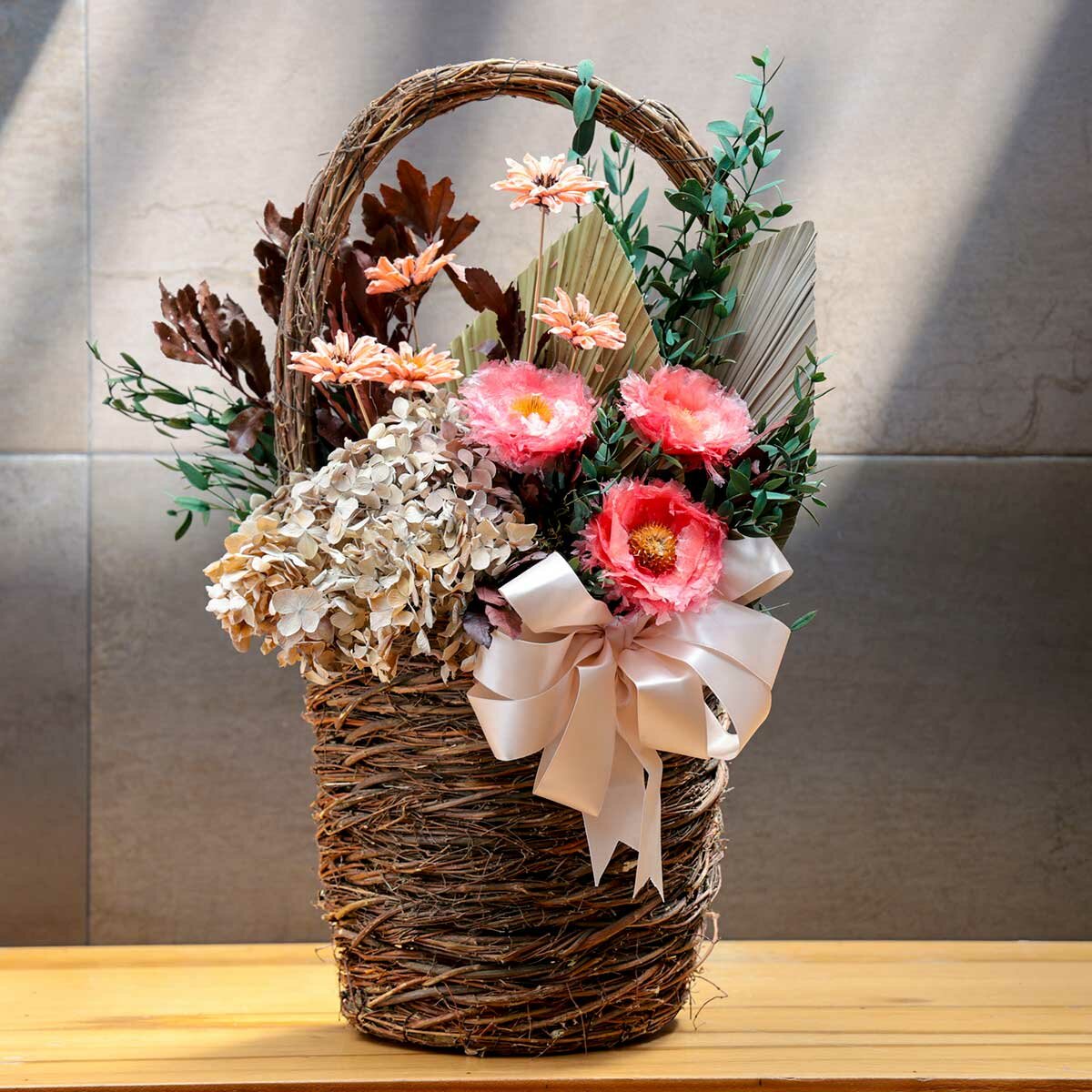 Daysa, Arreglo de Flores Preservadas en Canasta Natural