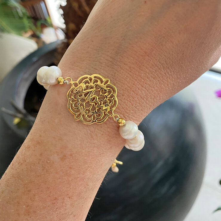 Ablime, Pulsera Ajustable con Perla Madre, Palabra "MOM" grabada al centro