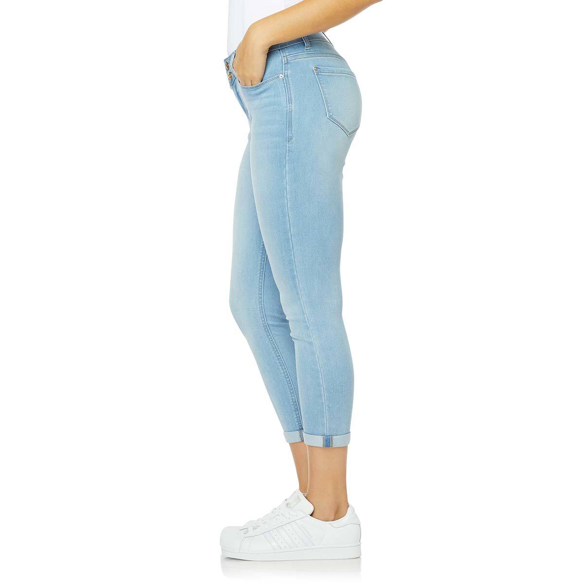 Shorts De Mezclilla: Así Se Combinan Para Hacer Un Look Elegante
