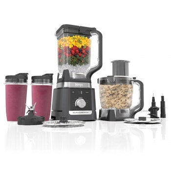 Ninja Deluxe, Sistema de Cocina con Jarra de 2.6 L, Procesador de 9 Tazas, 2 Discos de Rebanado/triturado, 2 Vasos de 700 ml Ninja Deluxe, Sistema de Cocina con Jarra de 2.6 L, Procesador de 9 Tazas, 2 Discos de Rebanado/triturado, 2 Vasos de 700 ml