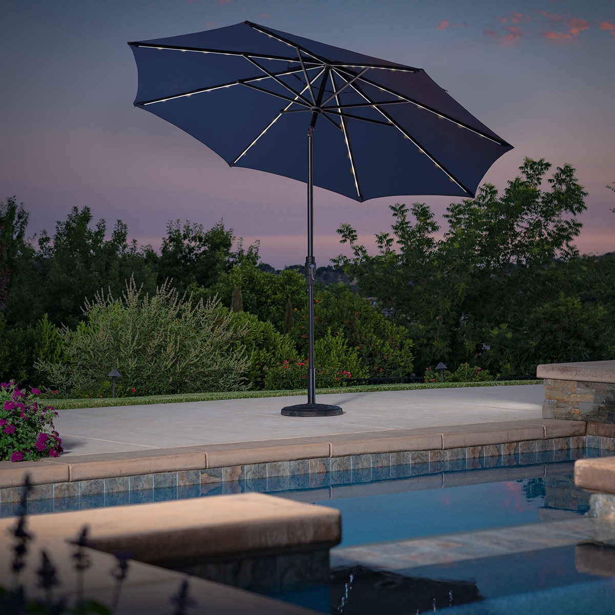 Sunvilla, Sombrilla de 3m con Luz LED para Patio, Azul | Costco México