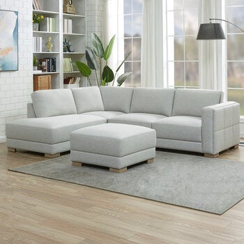 Synergy Home Furnishings, Sofá Seccional de Tela con Otomano Synergy Home Furnishings, Sofá Seccional de Tela con Otomano