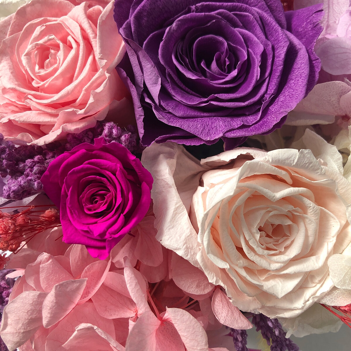 Mina'an Flor Eterna, Bouquet Hot Pink Día de las Madres, con Flores y Follaje Preservados, Duración 6 meses