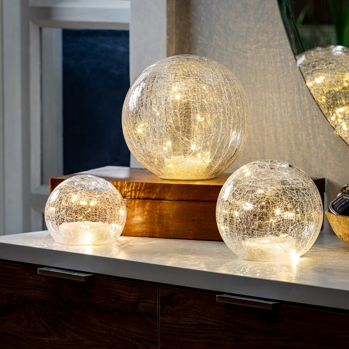 Evergreen Figuras de Vidrio con Luz Led 3 piezas, Varios Modelos