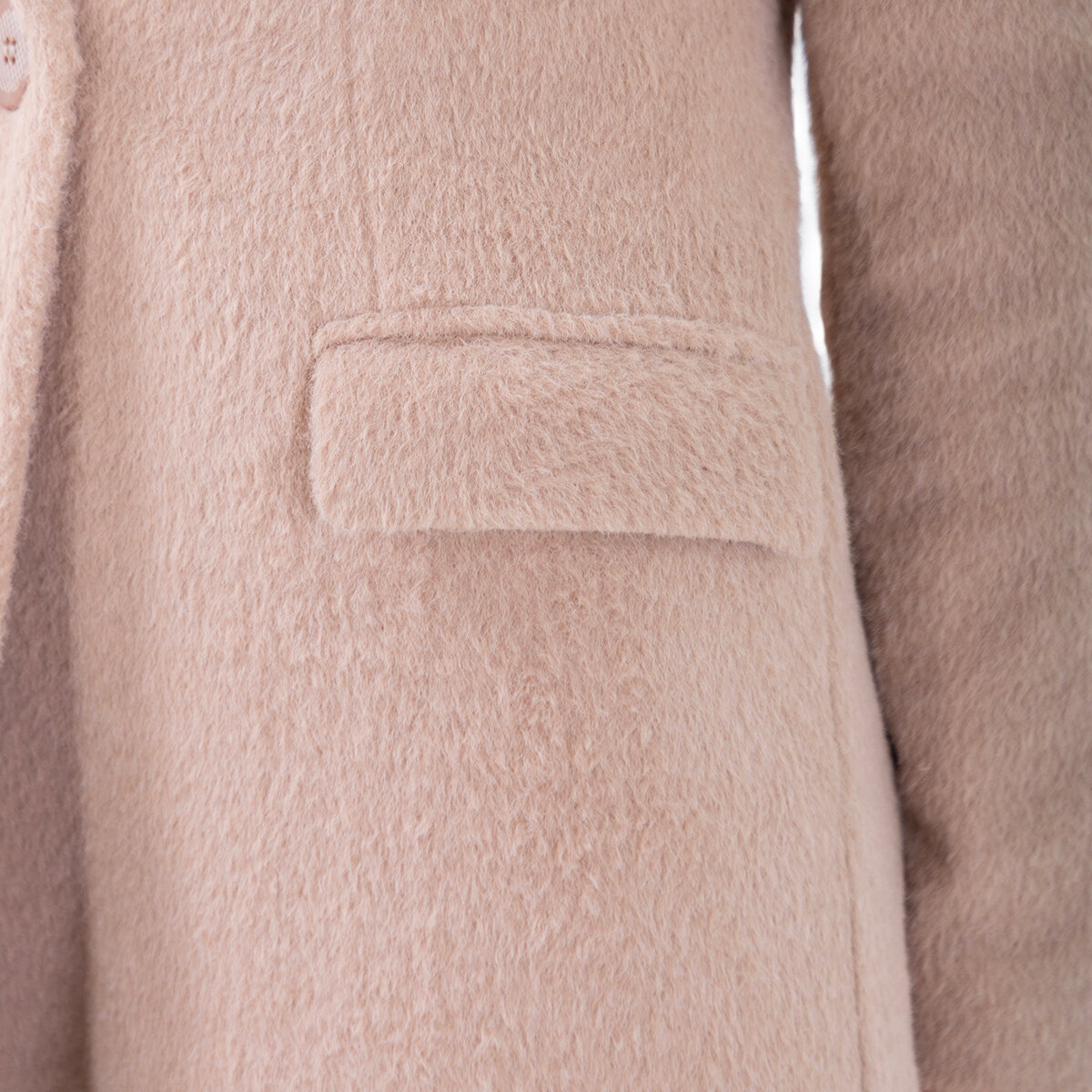 Shyla, Abrigo de Doble Botonadura con Bolsas Estilizadas para Dama, Color Arena, Varias Tallas Shyla, Abrigo de Doble Botonadura con Bolsas Estilizadas para Dama, Color Arena, Varias Tallas