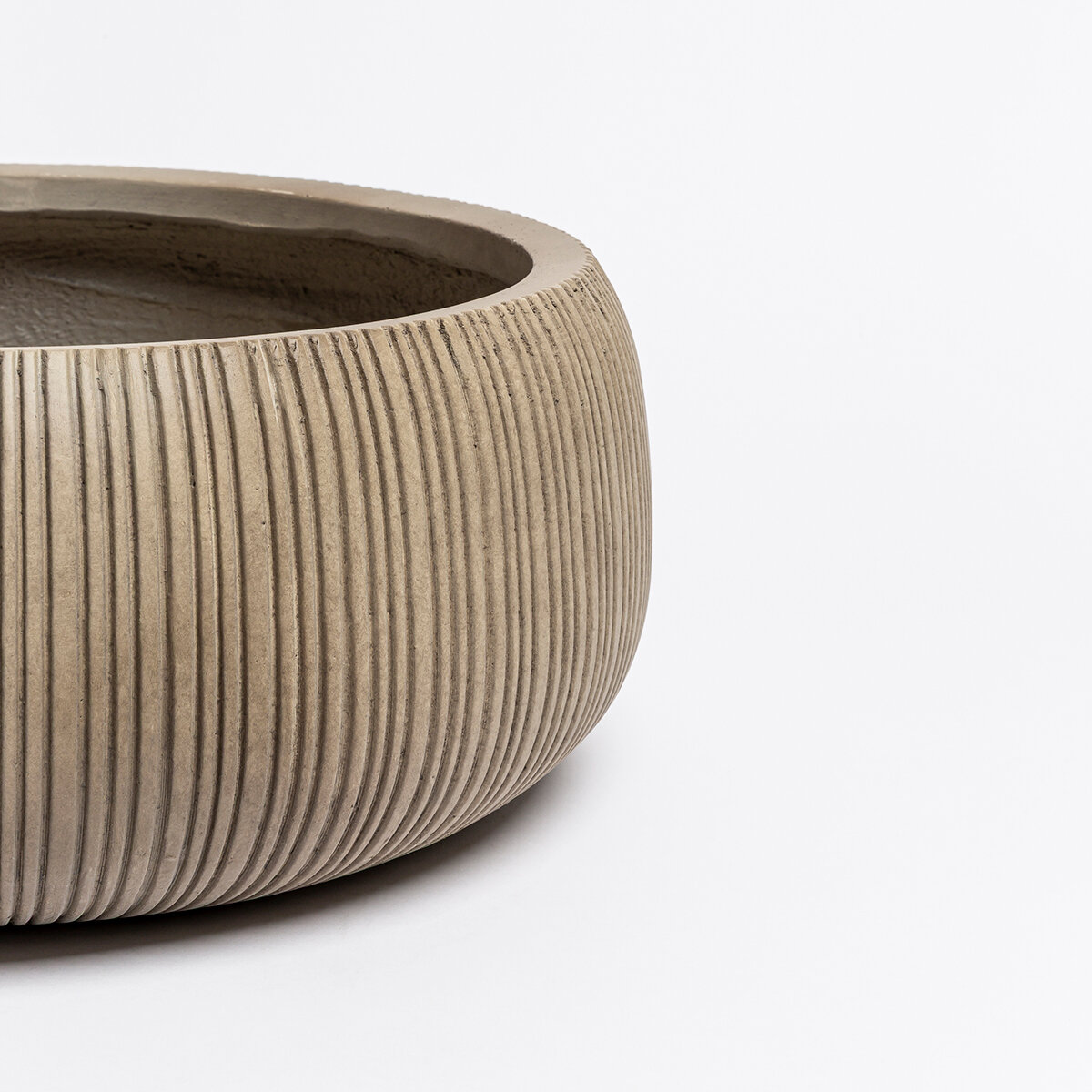 Over & Back, Pillarbloom Maceta de fibra de arcilla color arena.