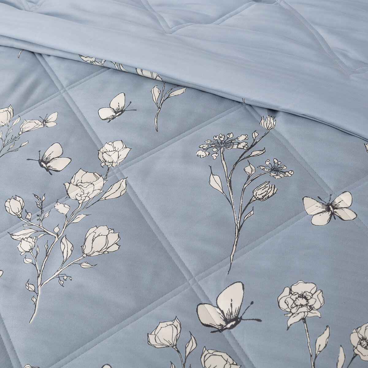 Berkshire Life, Cobija con Relleno Alternativo, Tamaño Queen, Modelo Blue Floral