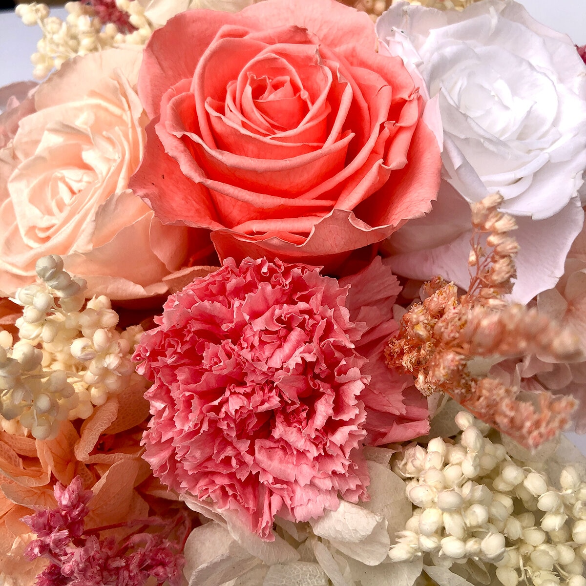 Mina'an Flor Eterna, Bouquet Mix Durazno, Caja Blanca, Duración 6 Meses