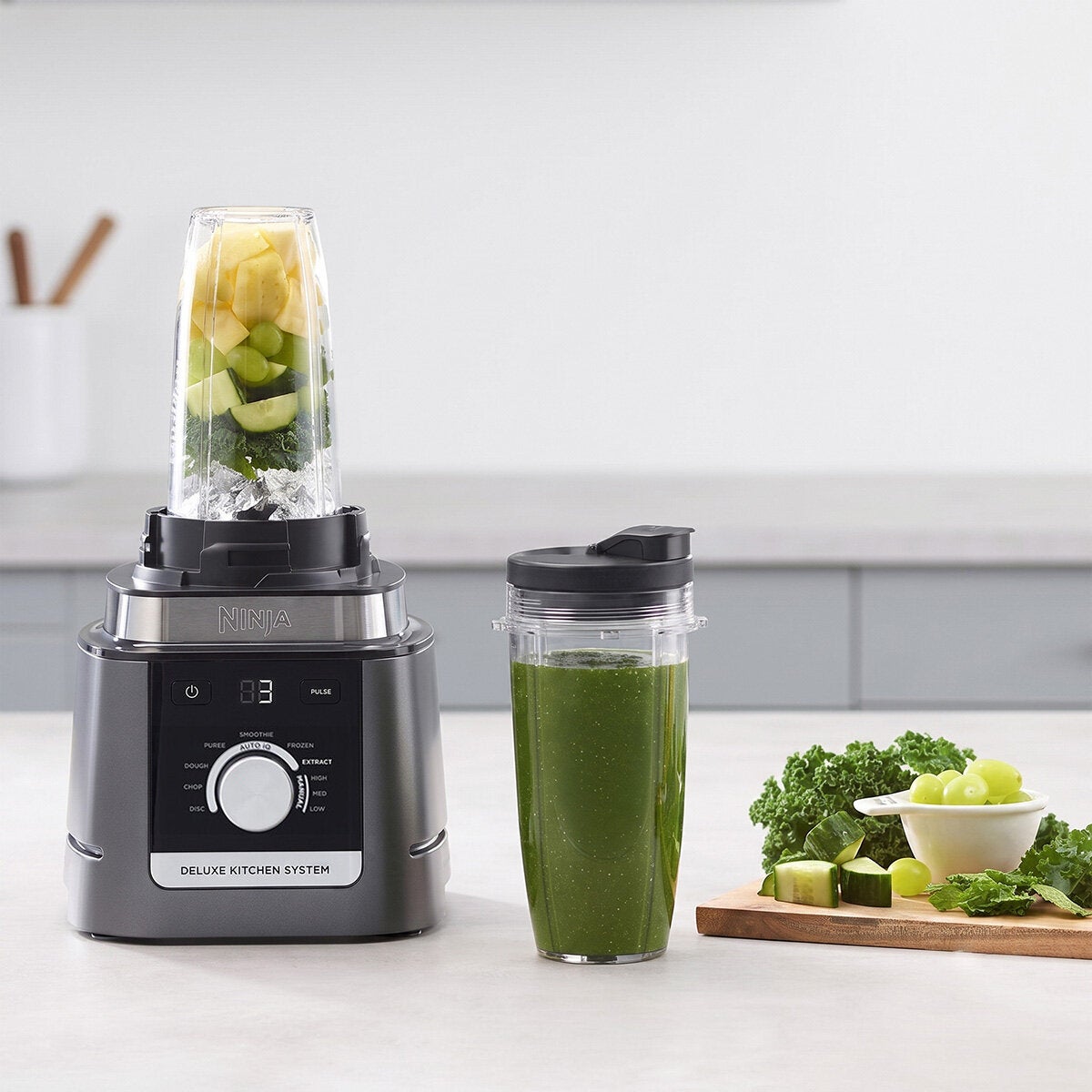 Ninja Deluxe, Sistema de Cocina con Jarra de 2.6 L, Procesador de 9 Tazas, 2 Discos de Rebanado/triturado, 2 Vasos de 700 ml Ninja Deluxe, Sistema de Cocina con Jarra de 2.6 L, Procesador de 9 Tazas, 2 Discos de Rebanado/triturado, 2 Vasos de 700 ml