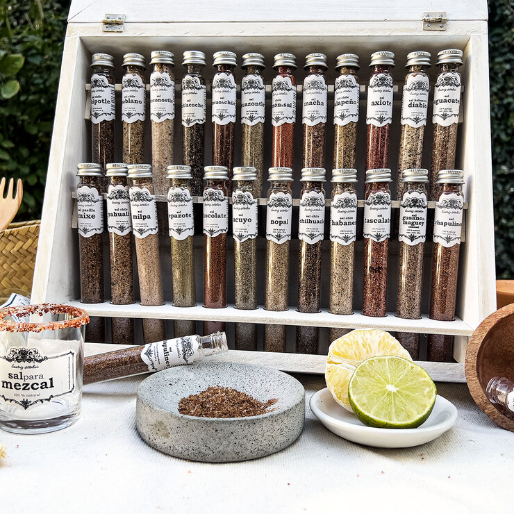 Beatriz Attolini Maletin Tequila, Mezcal y Sotol 24 pzas de 40 g Beatriz Attolini Maletin Tequila, Mezcal y Sotol 24 pzas de 40 g