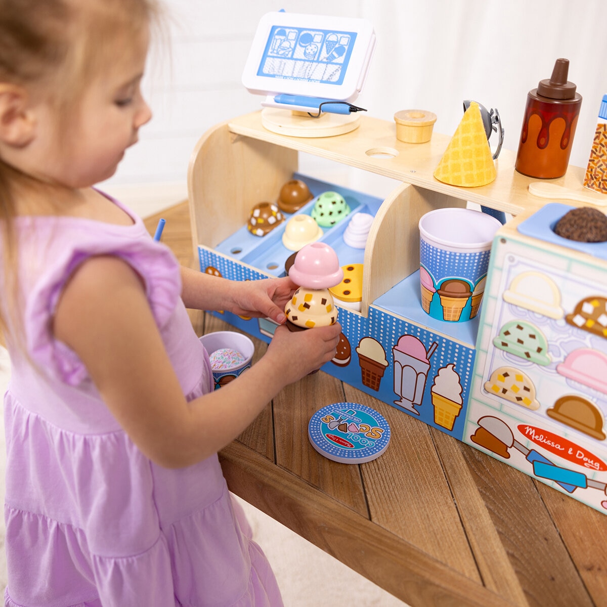 Melissa & Doug, Cool Scoops Heladería, Juego de 42 piezas.