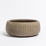 Over & Back, Pillarbloom Maceta de fibra de arcilla color arena.