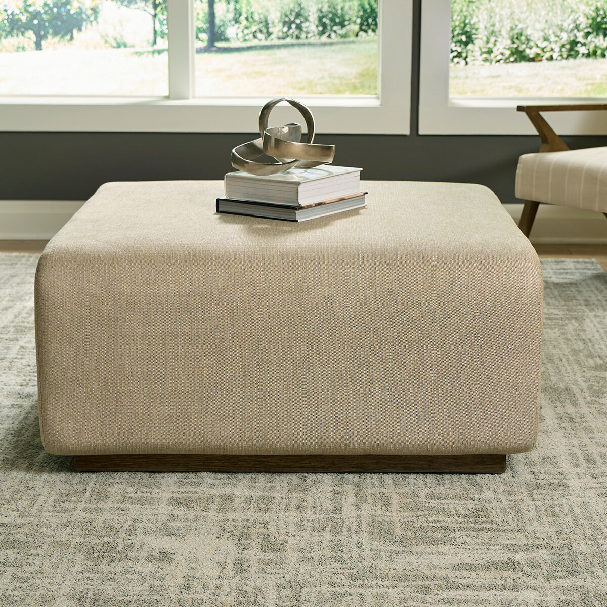 Universal Broadmoore Furniture, Otomano de Tela con Cajones