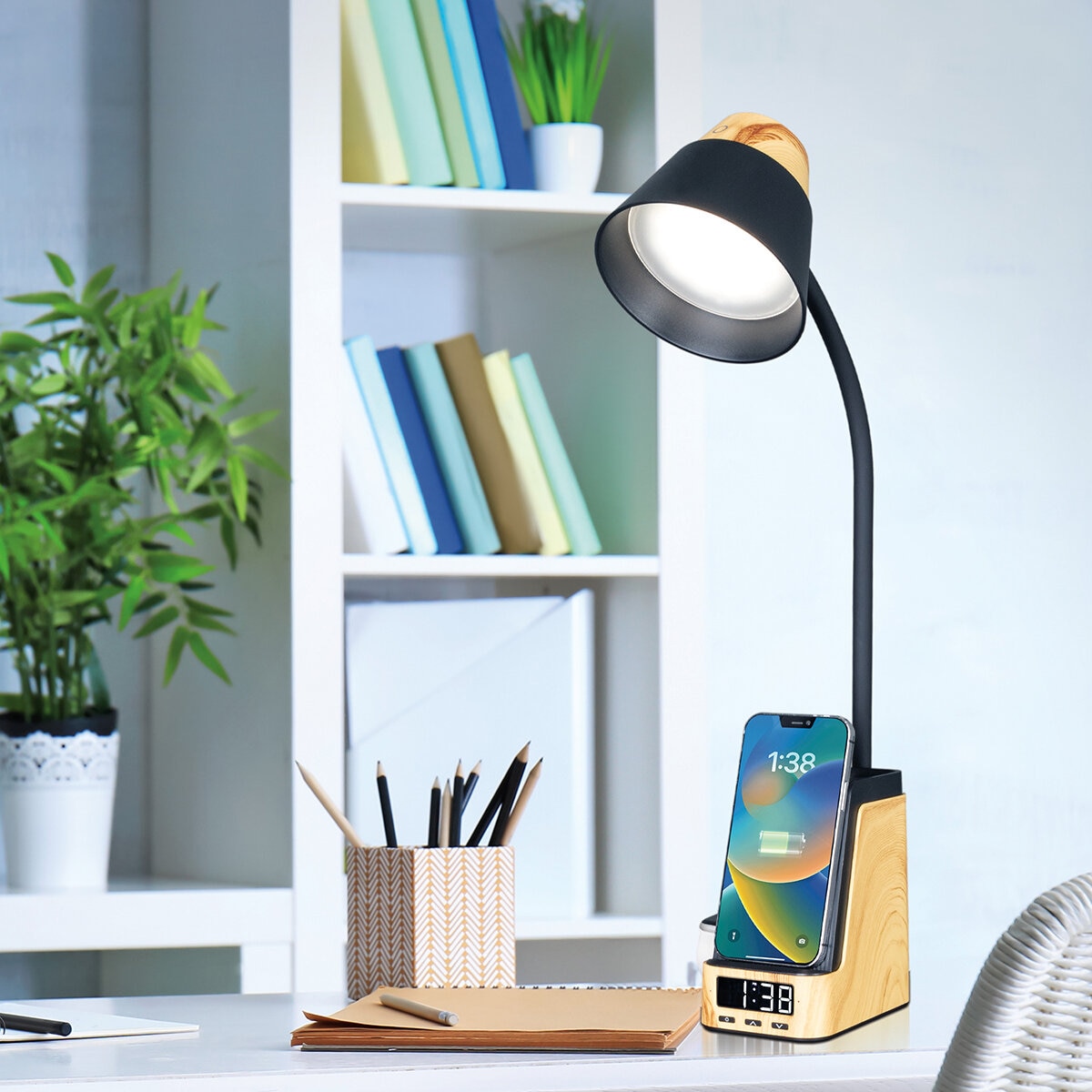Ottlite, Lámpara LED de Escritorio con Estación de Carga Múltiple